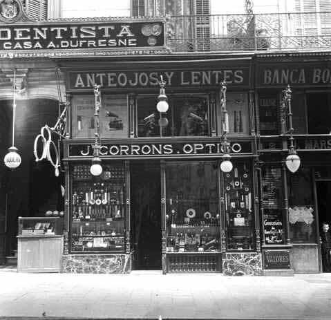 La imagen tiene un atributo ALT vacío; su nombre de archivo es tienda-optica-corrons-ramblas-barcelona1016.png